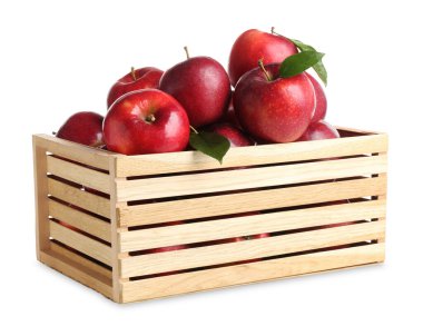 Tahta sandıktaki taze kırmızı elmalar beyaz üzerine izole edilmiş.