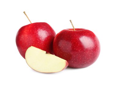 Tümü ve kesilmiş kırmızı elmalar beyaza izole edilmiş.