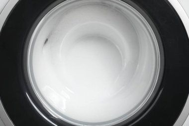 Arka planı köpüklü çamaşır makinesi, yakın plan