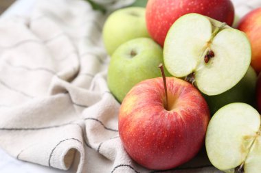 Farklı olgun ve elmaları havluyla kesiyor, yakın plan.