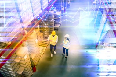 Üst kattaki depoda yönetici ve işçi. Lojistik Merkezi. Grafik ve veri