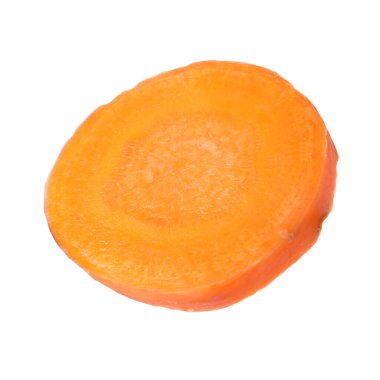 Beyaz üzerine izole edilmiş taze olgun havuç dilimi.