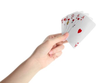 Poker oyunu. Beyaz arkaplanda kart tutan kadın, yakın plan