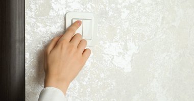 Işığı açan kadın, yakın görüntü