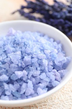 Tabaktaki doğal deniz tuzu, yakın plan.