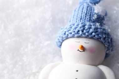 Yapay kar üzerinde sevimli bir kardan adam, üst manzara. Metin için boşluk