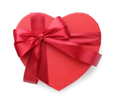 Kalp şeklinde hediye kutusu beyaz, üst görünümde izole