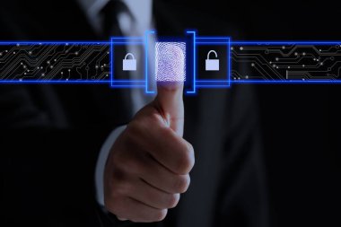 İş adamı sanal ekranda parmak izini tarıyor. Biyometrik güvenlik sistemi