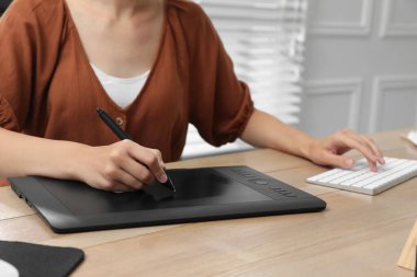 Masada grafiksel tablet üzerinde çalışan profesyonel rötuş, yakın plan