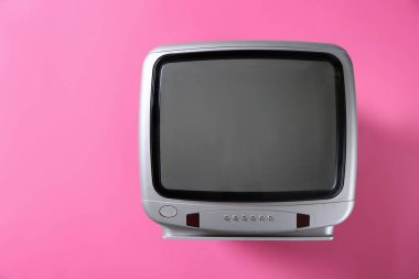 Pembe arka planda Retro TV seti, üst manzara. Metin için boşluk