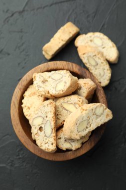 Siyah masada geleneksel İtalyan bademli bisküvileri (Cantucci).