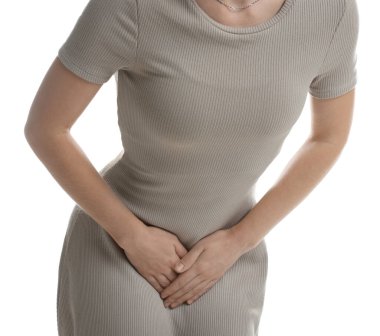 Cinsel yolla bulaşan hastalık. Beyaz arka planda semptomlardan muzdarip bir kadın, yakın plan.