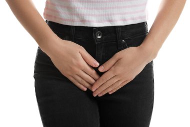 Cinsel yolla bulaşan hastalık. Beyaz arka planda semptomlardan muzdarip bir kadın, yakın plan.