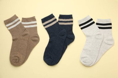 Bej arka planda farklı rahat çoraplar, düz yatış