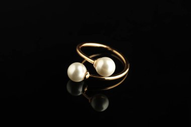 Güzel bijouterie. Siyah arkaplanda stil yüzüğü