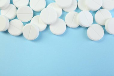 Açık mavi arka planda bir sürü antibiyotik hapı var. Metin için boşluk