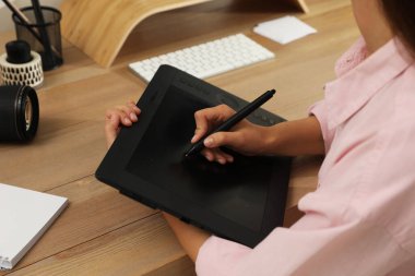 Masada grafiksel tablet üzerinde çalışan profesyonel rötuş, yakın plan
