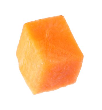 Taze olgun havuç parçası beyazda izole edilmiş.