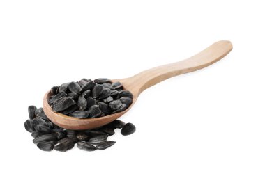 Tahta kaşıkta ay çekirdeği, beyaz kaşık üzerinde izole.