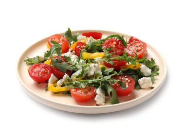 Beyaz üzerine izole edilmiş roka, peynir ve sebzeli lezzetli salata.