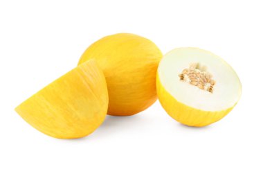 Tam ve kesilmiş kavunlar beyazda izole edilmiş.
