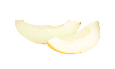 Olgun kavun dilimleri beyaza izole edilmiş.