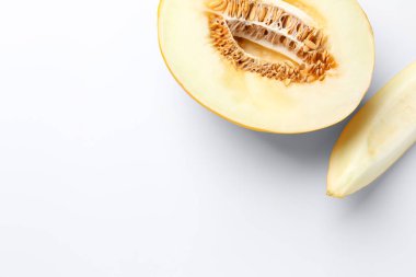 Beyaz arka planda taze kesilmiş kavun, üst manzara. Metin için boşluk