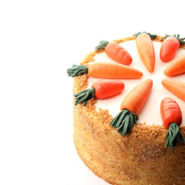 Beyaz üzerinde izole lezzetli doğal havuç kek