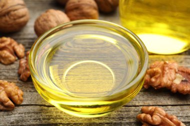 Kavanozda yağ, ahşap masada ceviz, yakın plan.