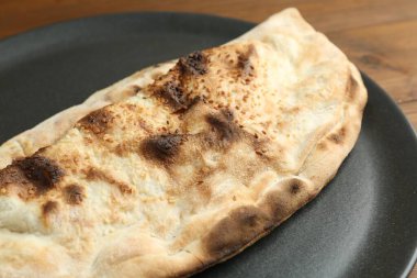 Tabakta leziz calzone var, yakın plan.