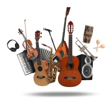 Beyaz havada farklı müzik aletleri