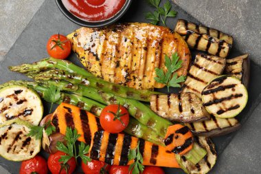 Lezzetli ızgara sebzeler ve soslu tavuk göğsü.