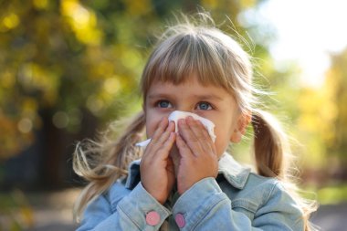 Parkta burnu akan küçük kız.