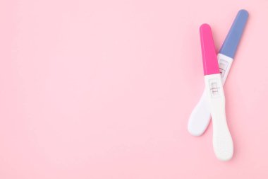 Pembe arka planda hamilelik testleri. Metin için boşluk