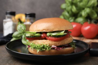 Ahşap masada nohut pirzolası ile nefis vegan burger, yakın plan.