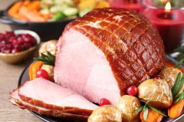 Noel yemeği. Ahşap masada servis edilen lezzetli jambon, yakın plan.