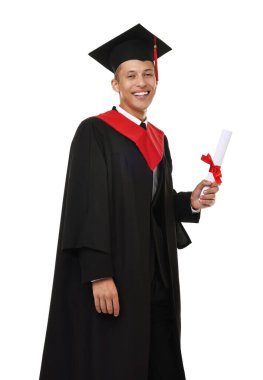 Mezun olduktan sonra beyaz arka planda diplomalı mutlu bir öğrenci.