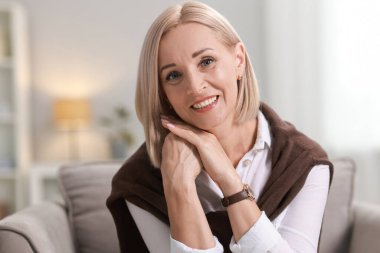 Gülümseyen orta yaşlı bir kadının portresi