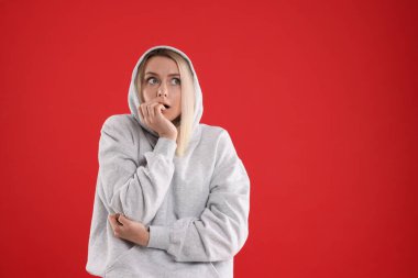 Kırmızı arka planda korkmuş kadın portresi, metin için boşluk