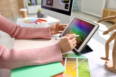 Ofiste tabletle çalışan tasarımcı, yakın plan