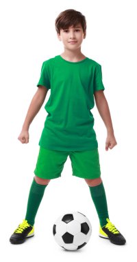 Beyaz arka planda futbol topu olan bir futbolcu