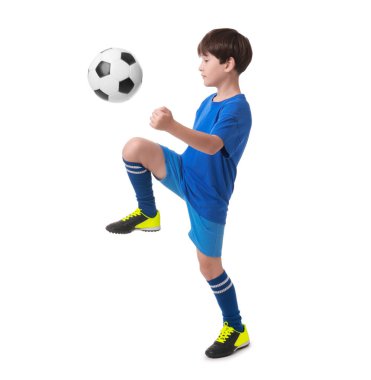 Futbol topu olan çocuk beyaz arka planda futbol oynuyor.
