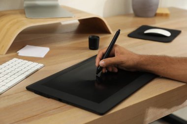 Masada grafiksel tablet üzerinde çalışan profesyonel rötuş, yakın plan