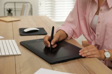 Masada grafiksel tablet üzerinde çalışan profesyonel rötuş, yakın plan