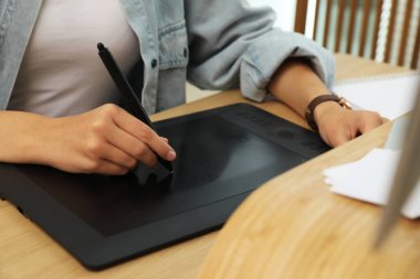 Masada grafiksel tablet üzerinde çalışan profesyonel rötuş, yakın plan