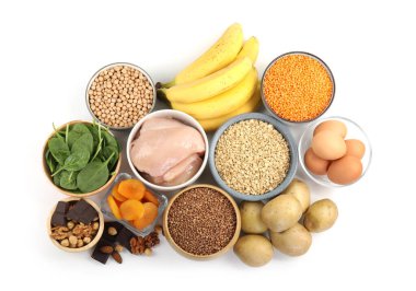 Beyaz zemin ve üst görünüm bakımından demir açısından zengin farklı ürünler. Anemi diyet planı