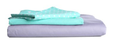 Temiz çarşaf yığını beyaza izole edilmiş.