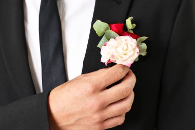 Şık yaka çiçekli damat, yakın plan.