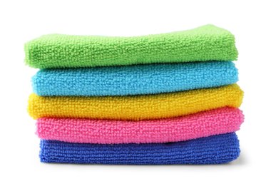 Beyaz üzerine izole edilmiş farklı mikrofiber kumaş yığınları.