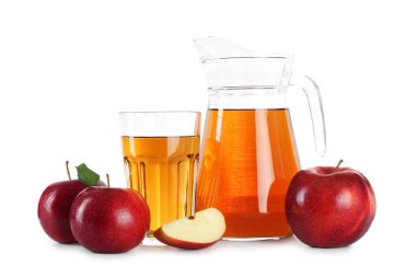 Bardaktaki lezzetli elma suyu, sürahi ve beyaz üzerine izole edilmiş taze meyve.